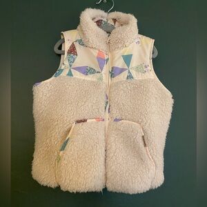 Bearpaw- vest 4T girl sherpa zip multicolor geo pattern pockets cozy warm layer